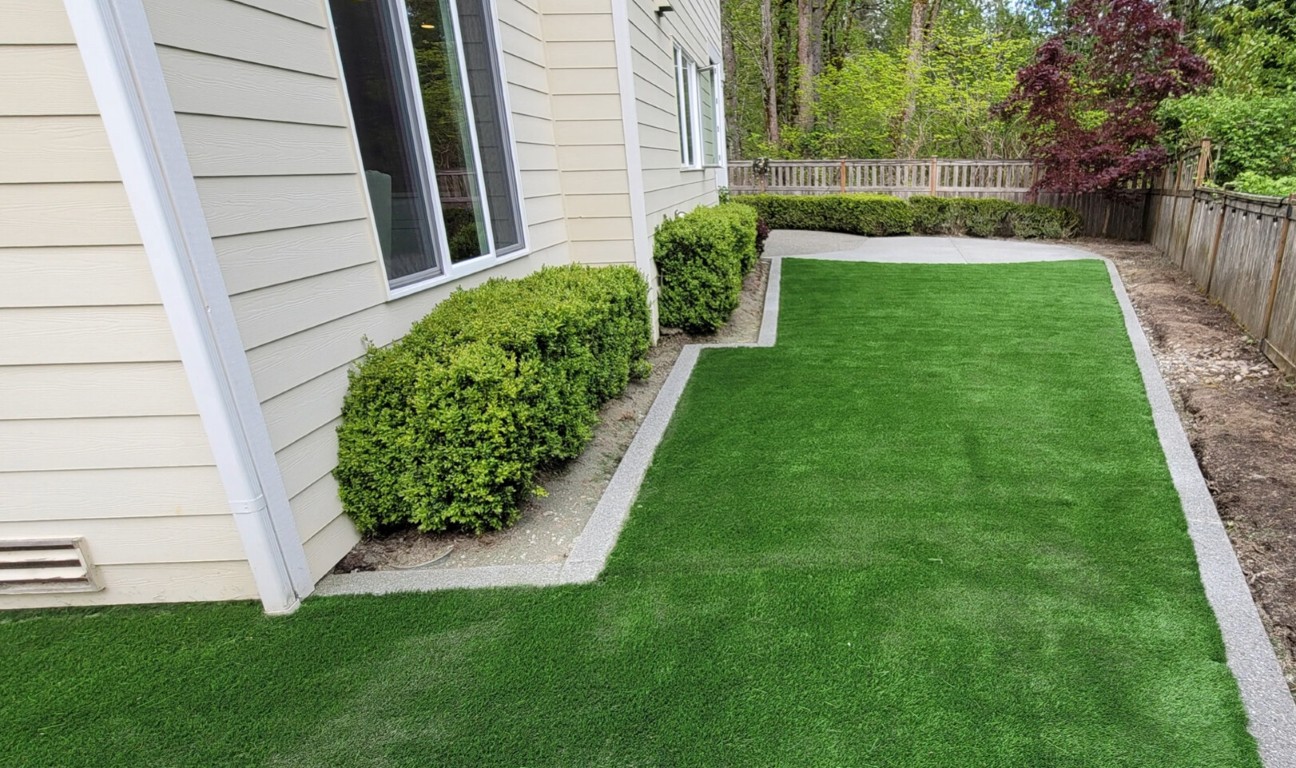 Clean, mud-free artificial grass lawn installation in Pasco home